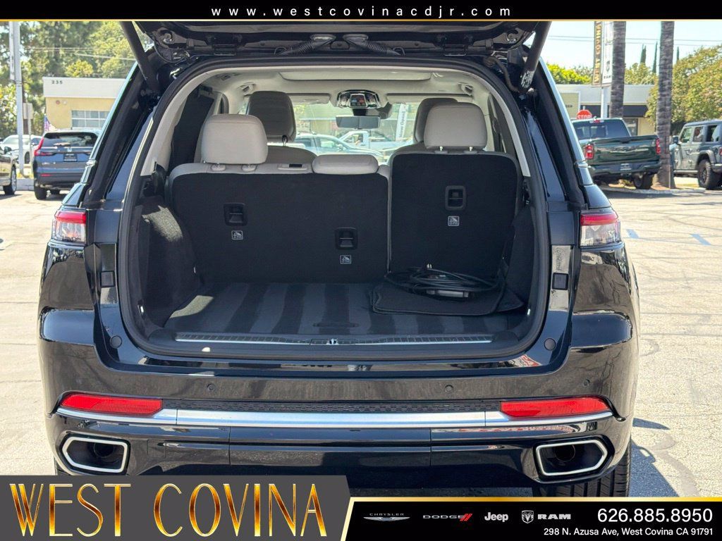 Used 2022 Jeep Grand Cherokee Summit w/ Advanced Protech Group IV AWD/4WD image 16