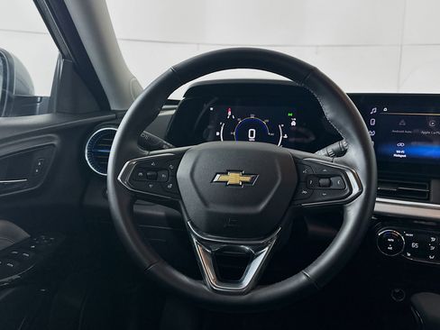 Used 2025 Chevrolet Trax LT w/ LT Convenience Package image 17