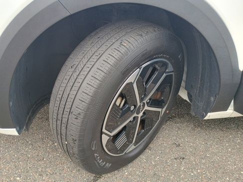 Used 2023 Kia Niro EX image 9