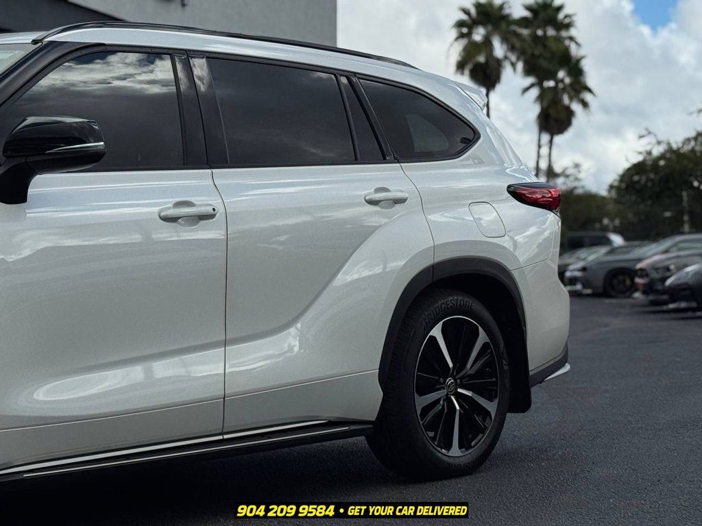 Used 2021 Toyota Highlander XSE FWD image 3