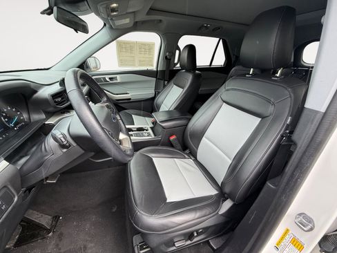 Used 2022 Ford Explorer XLT w/ Equipment Group 202A image 10
