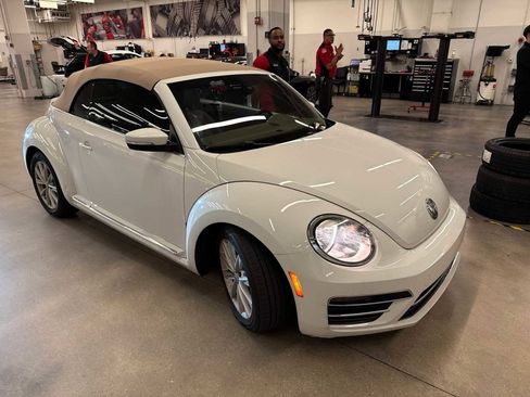 Used 2018 Volkswagen Beetle 2.0T S w/ Style & Comfort Package FWD image 1
