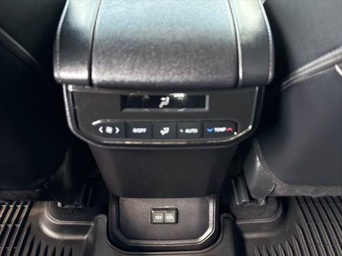 Used 2024 Toyota Highlander XLE AWD/4WD image 26