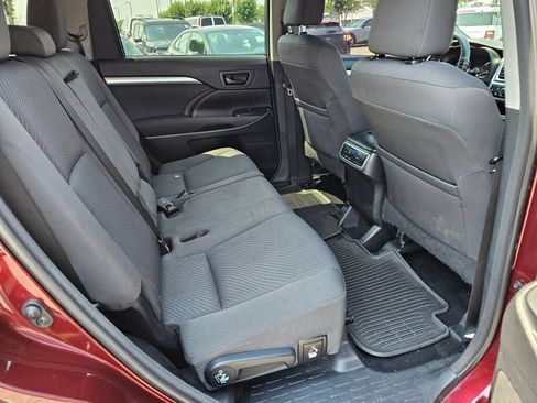 Used 2016 Toyota Highlander LE AWD/4WD image 17