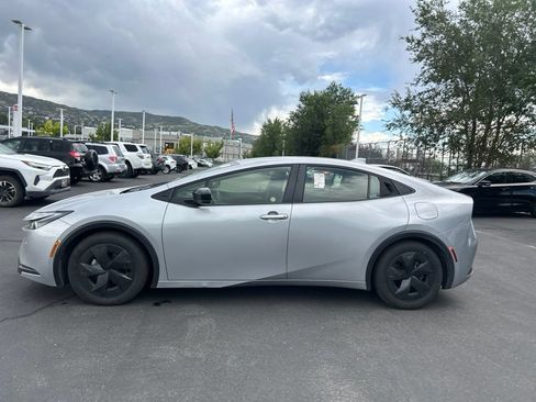Used 2025 Toyota Prius LE FWD image 13