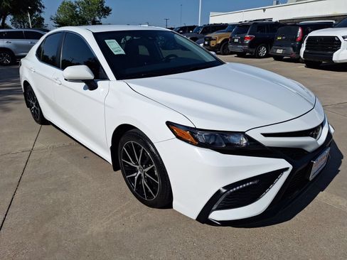 Used 2024 Toyota Camry SE w/ Convenience Package FWD image 8