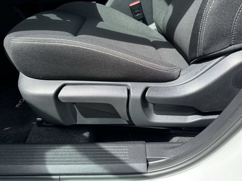 Used 2025 Nissan Rogue S AWD/4WD image 21
