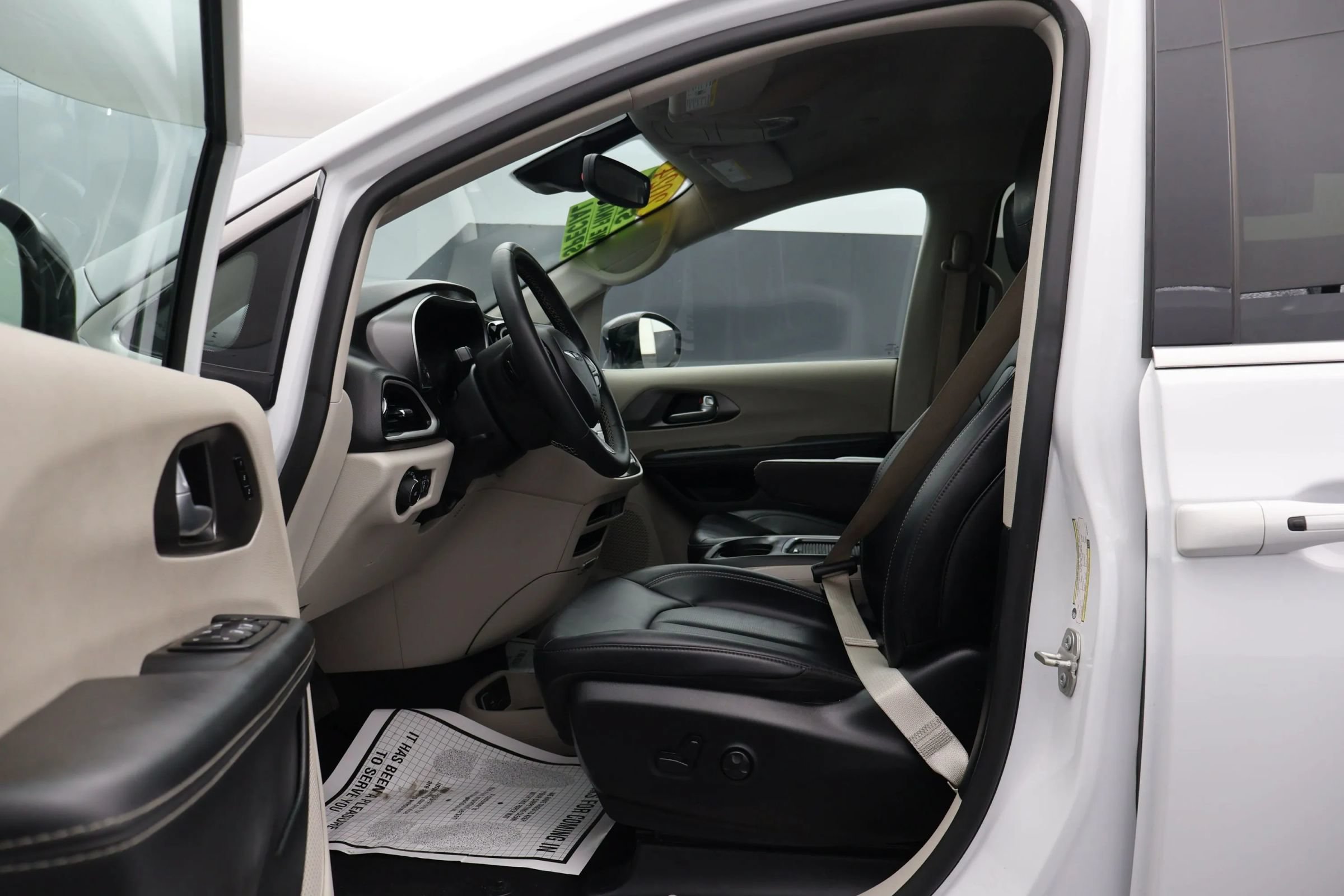 Used 2024 Chrysler Pacifica Touring-L FWD image 14