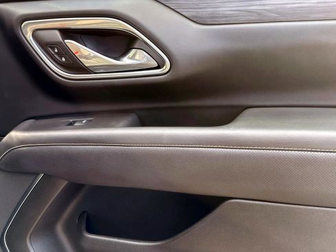 Used 2023 GMC Yukon SLT w/ SLT Luxury Package image 9