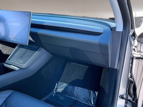 Used 2026 Tesla Model Y 2WD image 23