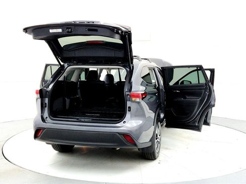 Used 2023 Toyota Highlander XLE image 11