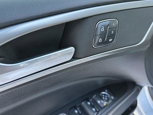 Used 2018 Ford Fusion SE w/ Fusion SE Technology Package image 18