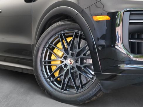 Used 2025 Porsche Cayenne GTS AWD/4WD image 3
