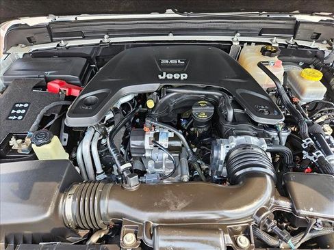 Used 2020 Jeep Wrangler Unlimited Sahara AWD/4WD image 27