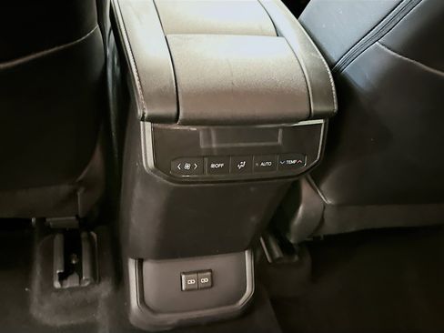 Used 2022 Toyota Highlander XLE image 29