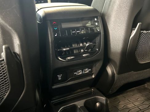 Used 2023 Jeep Grand Cherokee L Limited w/ Black Appearance Package AWD/4WD image 31
