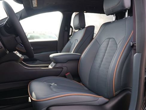 New 2027 Chrysler Pacifica Pinnacle w/ Theater Group FWD image 12