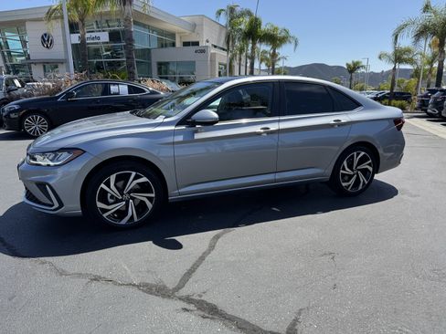 Used 2025 Volkswagen Jetta SEL FWD image 6