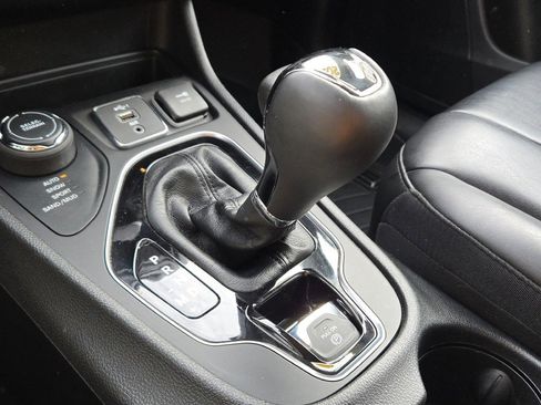 Used 2021 Jeep Cherokee Latitude Plus image 24