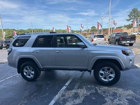Used 2019 Toyota 4Runner SR5 AWD/4WD image 4
