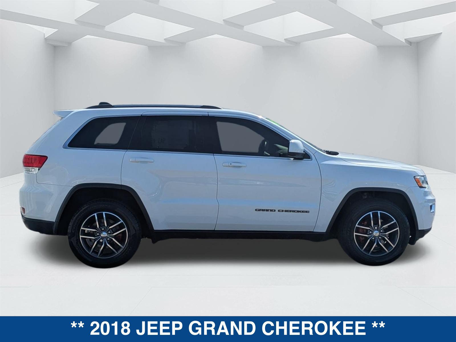 Used 2018 Jeep Grand Cherokee Laredo RWD image 4