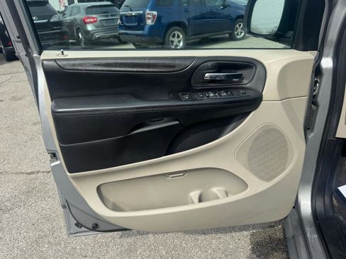 Used 2018 Dodge Grand Caravan SE w/ UConnect Hands-Free Group image 12