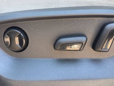 Used 2018 Volkswagen Tiguan SE AWD/4WD image 25