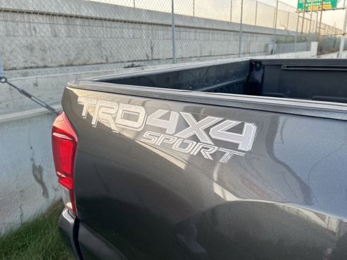 Used 2017 Toyota Tacoma TRD Sport image 7