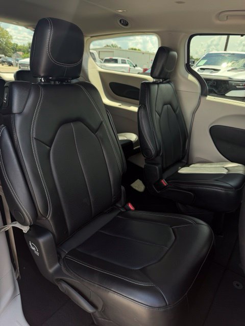Used 2024 Chrysler Pacifica Touring-L FWD image 32