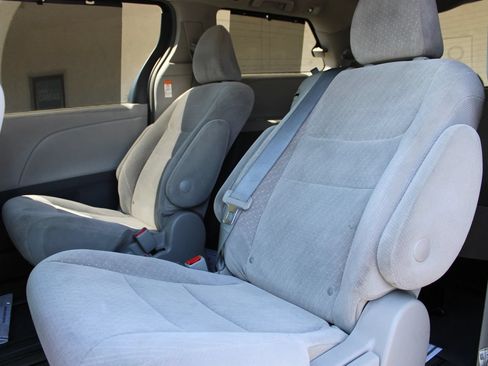 Used 2019 Toyota Sienna LE FWD image 13
