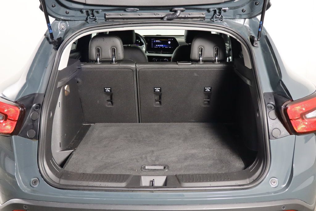 Used 2025 Chevrolet Trax LT w/ Sunroof Package FWD image 17