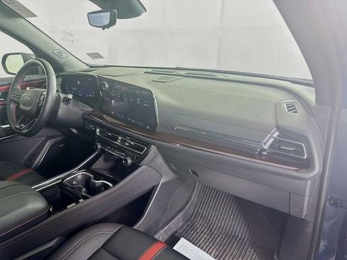 Used 2024 Chevrolet Traverse RS image 32