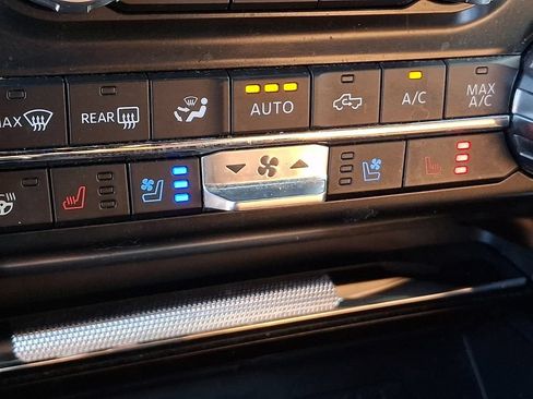 Used 2022 Ford F150 Platinum w/ FX4 Off-Road Package AWD/4WD image 28