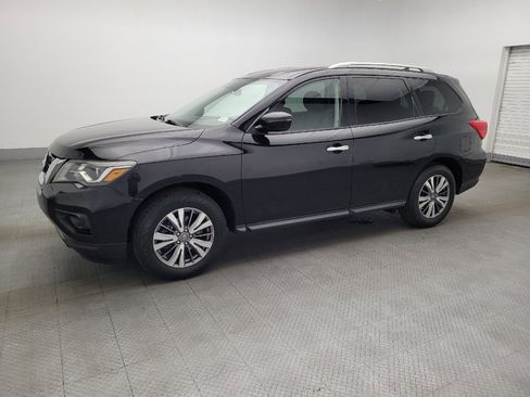 Used 2019 Nissan Pathfinder SV image 2