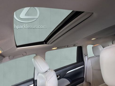 Used 2019 Toyota Highlander XLE FWD image 22