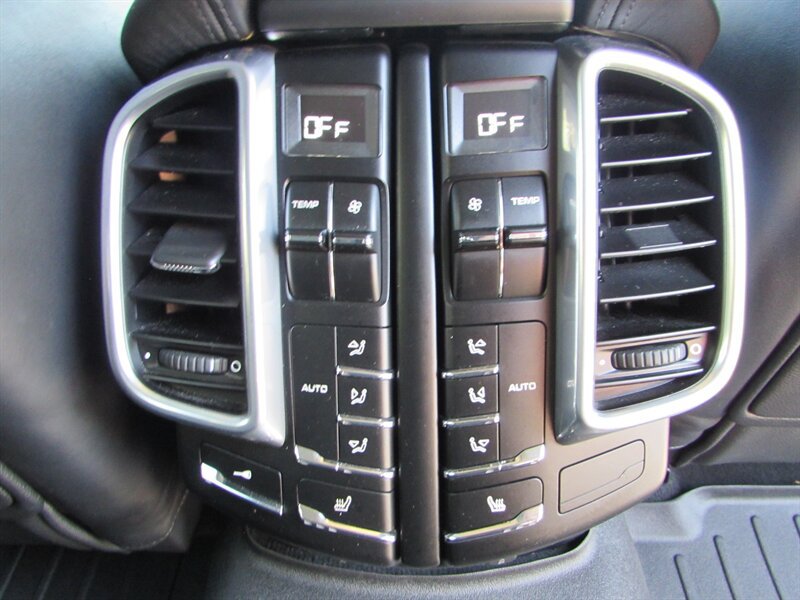 Used 2012 Porsche Cayenne Turbo AWD/4WD image 29