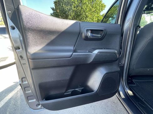 Used 2022 Toyota Tacoma TRD Off-Road AWD/4WD image 11
