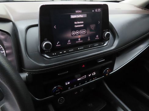 Used 2023 Nissan Rogue SV image 16