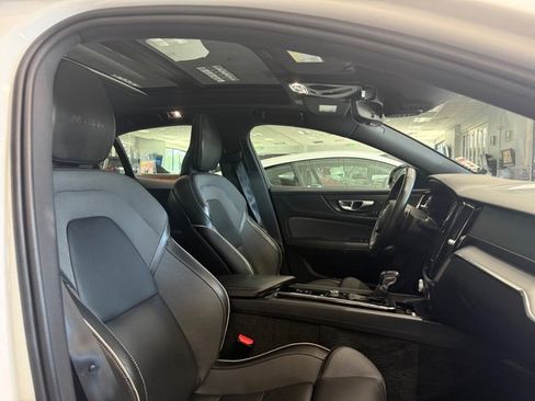 Used 2020 Volvo S60 T6 R-Design image 10