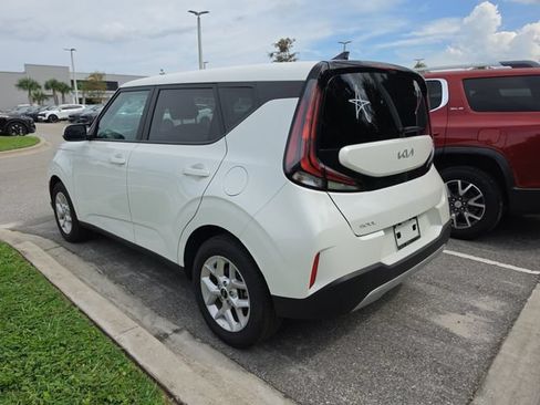 Certified 2025 Kia Soul LX w/ LX Technology Package FWD image 4
