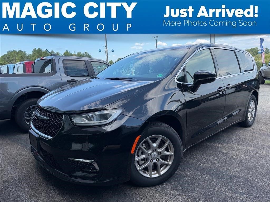 Used 2025 Chrysler Pacifica Select FWD image 1