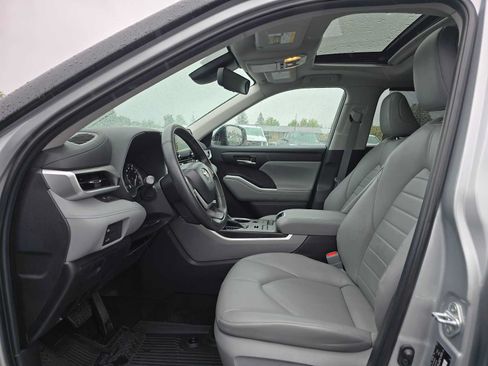 Used 2022 Toyota Highlander XLE AWD/4WD image 22