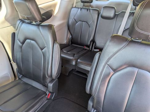 Used 2023 Chrysler Pacifica Touring-L FWD image 18