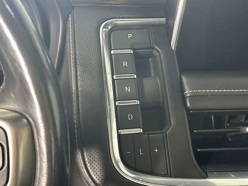 Used 2022 Chevrolet Suburban Premier w/ Premium Package RWD image 31