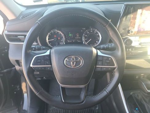 Used 2023 Toyota Highlander LE image 19