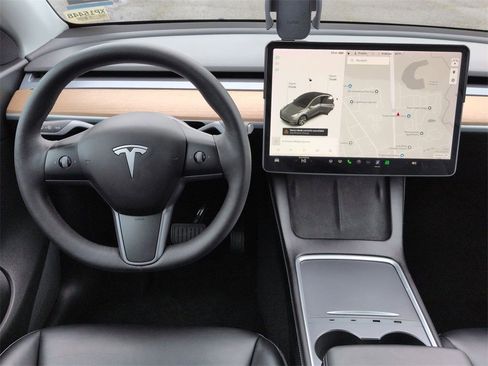 Used 2021 Tesla Model Y Long Range image 23