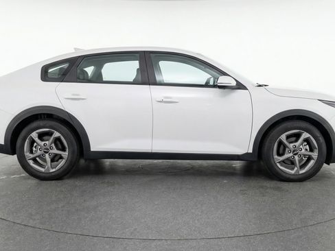 Used 2025 Kia K4 LXS image 11