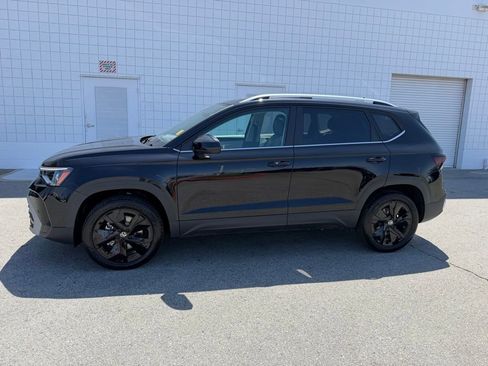 New 2026 Volkswagen Taos SE FWD image 3