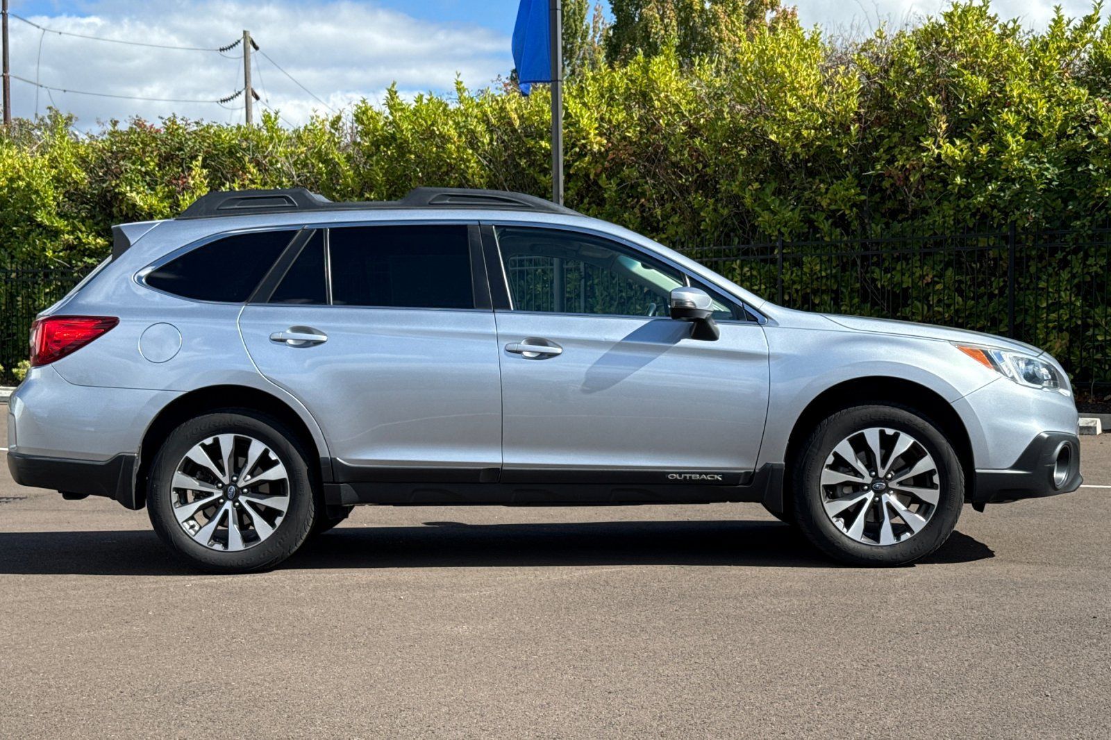 Used 2017 Subaru Outback 2.5i Limited w/ Popular Package #5 AWD/4WD image 3