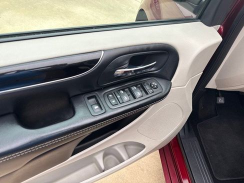Used 2020 Dodge Grand Caravan SXT image 12